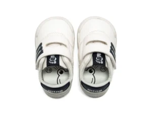 zapatilla respetuosa infantil Mustang FREE BABY blanca y azul marino