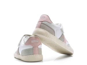 vista trasera de la zapatilla respetuosa infantil Mustang FREE MODERN blanco rosa