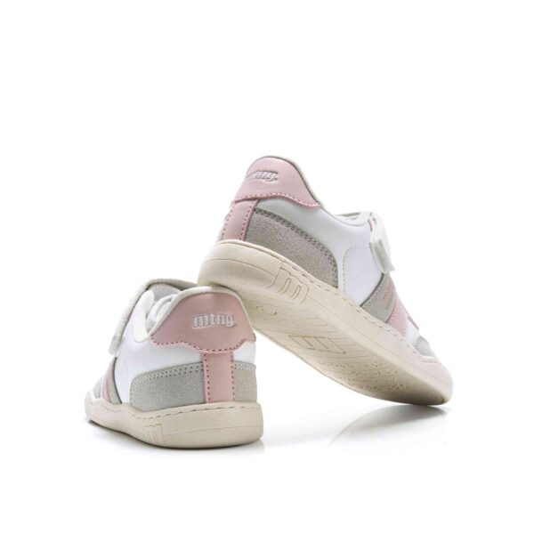 vista trasera de la zapatilla respetuosa infantil Mustang FREE MODERN blanco rosa