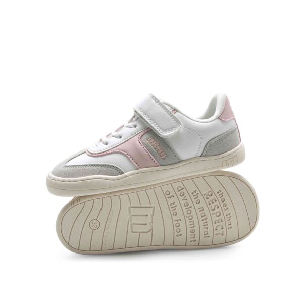 vista lateral exterior y suela de la zapatilla respetuosa infantil Mustang FREE MODERN blanco rosa
