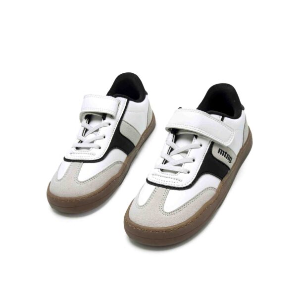 zapatilla respetuosa infantil Mustang Modern blanca y negra vista superior