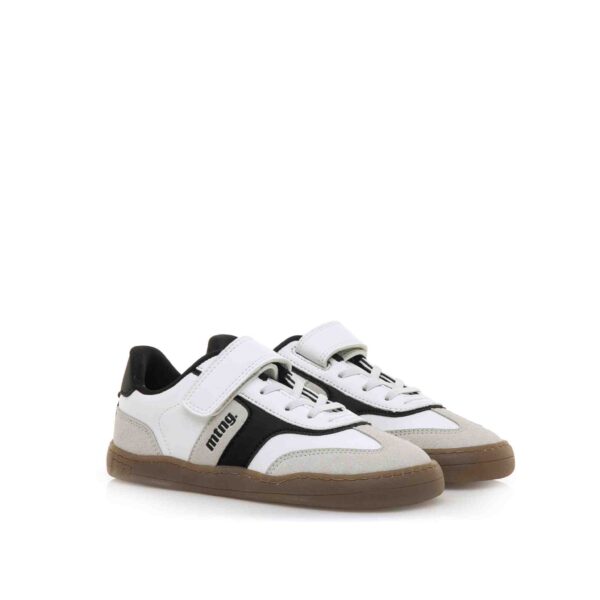 zapatilla respetuosa infantil Mustang Modern blanca y negra vista lateral