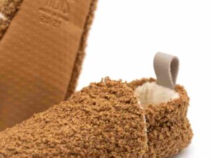 alt="Zapatillas de casa respetuosas para niño color marrón de Flexinens, detalle suela"