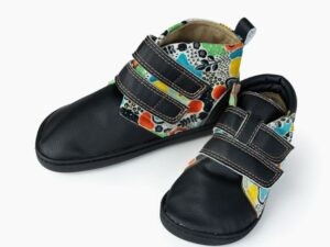 Botín barefoot infantil modelo BOSQUE, calzado respetuoso con horma amplia, suela plana y flexible, en color negro con estampado multicolor, ideal para el desarrollo natural del pie.