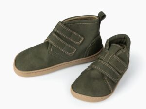 Botín barefoot infantil modelo Militar, calzado respetuoso con horma amplia, suela plana y flexible, en color verde militar ideal para el desarrollo natural del pie.