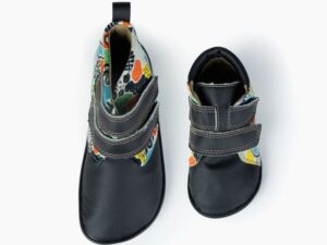 Botín barefoot infantil BOSQUE visto desde arriba en dos tallas, mostrando cierre doble de velcro y punta ancha.