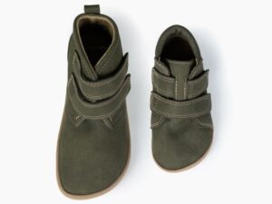 Botín barefoot infantil verde militar visto desde arriba en dos tallas, con puntera ancha y velcros.