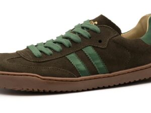 Vista lateral de zapatillas barefoot tipo Samba en serraje kaki con detalles verdes