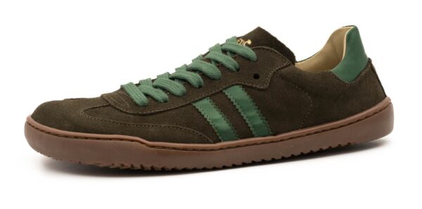 Vista lateral de zapatillas barefoot tipo Samba en serraje kaki con detalles verdes