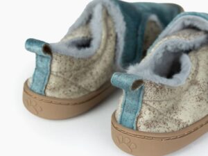 calzado respetuoso infantil invierno Primer plano lateral del cierre de velcro y acabado textil vegano del modelo Paulitos ÉTER para niños