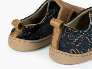 Parte trasera del calzado respetuoso infantil invierno con diseño divertido y tirador para fácil colocación