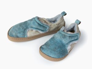 calzado respetuoso infantil inviernoZapatillas Paulitos ÉTER barefoot veganas con forro cálido, vistas en conjunto desde un ángulo lateral