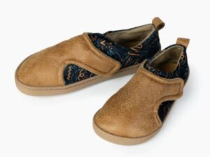 Zapatillas barefoot Paulitos como calzado respetuoso infantil invierno en marrón con interior estampado azul oscuro