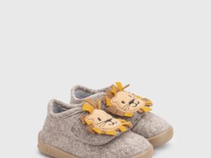 Zapatillas de casa Igor Homie león barefoot vista diagonal, diseño infantil respetuoso