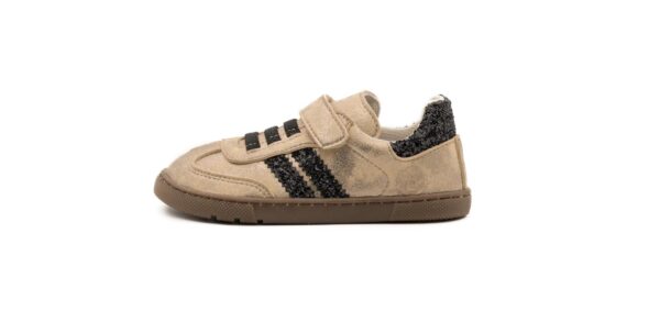 Vista lateral de zapatilla barefoot infantilcolor sabbia con detalles glitter tipo Samba de Coqueflex