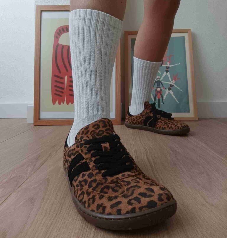 Deportiva barefoot de mujer con estampado de leopardo y suela fina