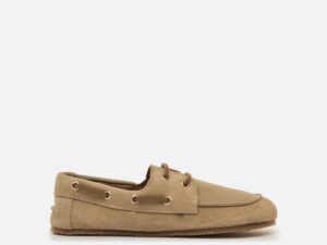 Zapato barefoot tipo náutico de ante color beige con suela plana cero drop y diseño flexible