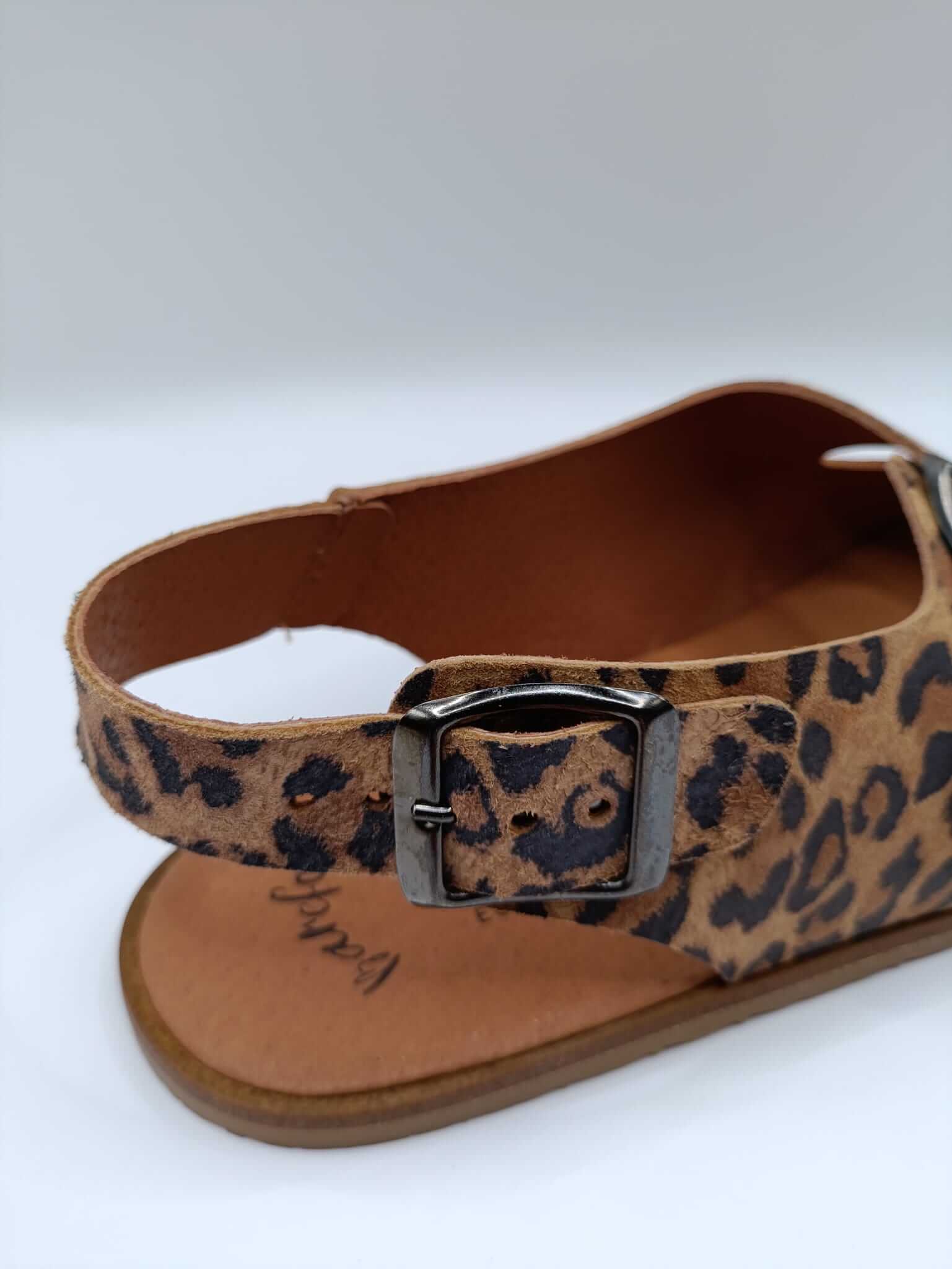 Sandalias barefoot leopardo mujer modelo Semilla en serraje con suela flexible y drop cero, tres hebillas