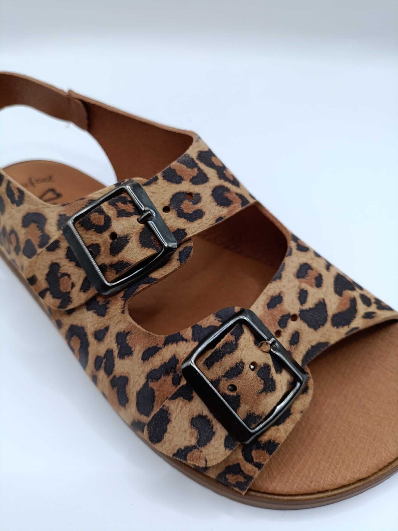 Sandalias barefoot leopardo mujer modelo Semilla en serraje con suela flexible y drop cero con tres hebillas