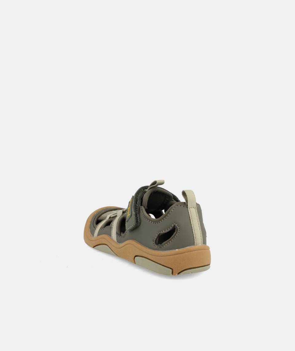 sandalias barefoot puntera cerrada niño verde trasera