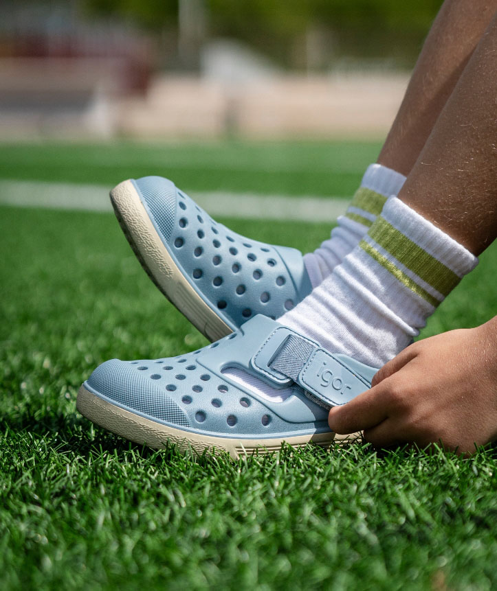 Sandalias Igor Malibu Océano barefoot de EVA ligeras azul bicolor con cierre adherente