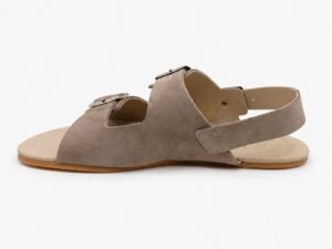 Sandalia bio barefoot Coqueflex de serraje color topo gris vista lateral interna con tira trasera