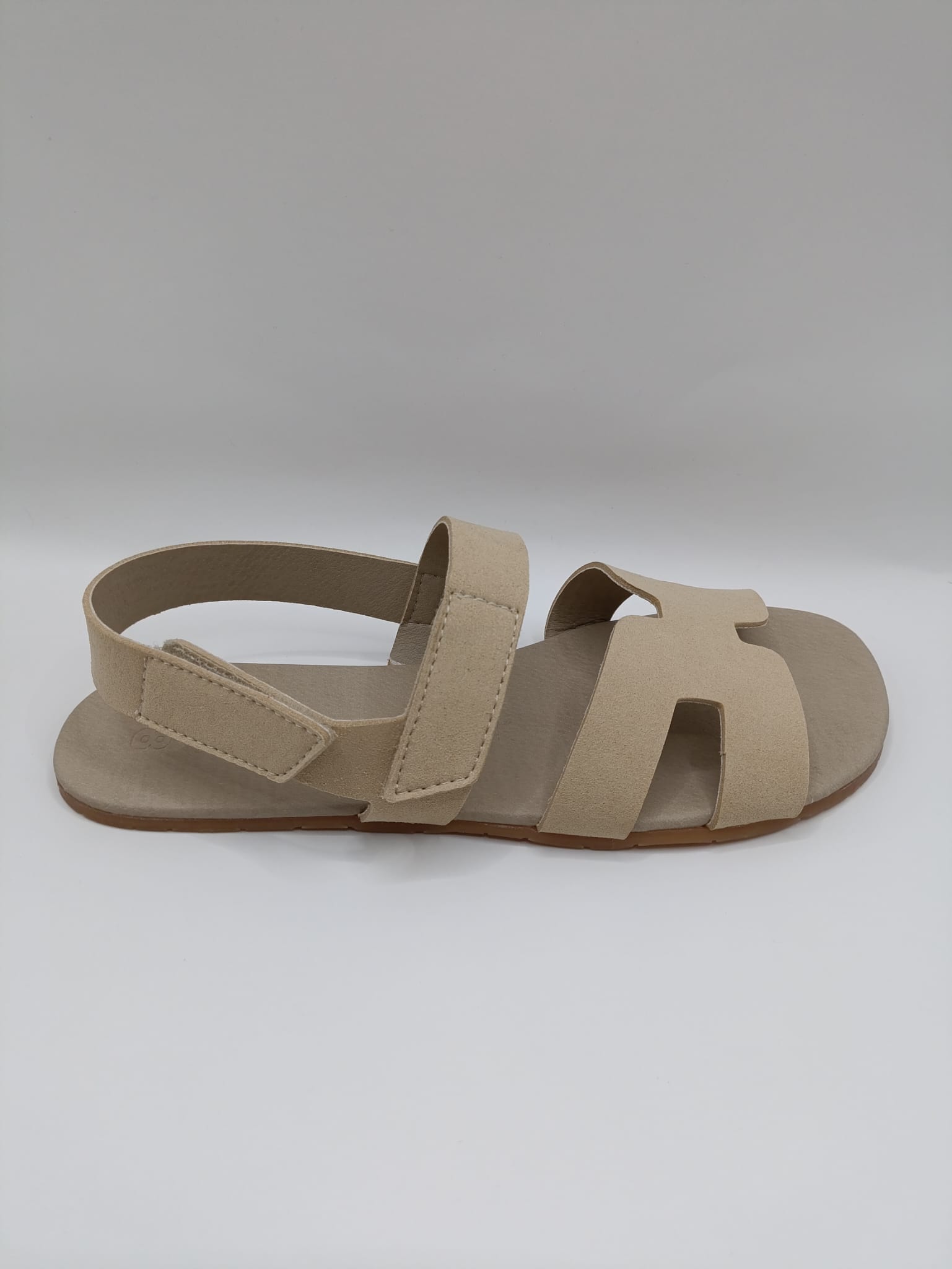 Sandalias barefoot veganas Coqueflex tipo esclava beige vista lateral, suela fina y diseño minimalista