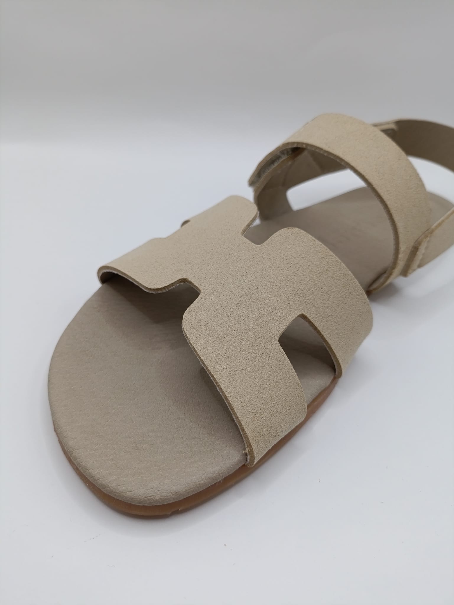 Detalle frontal sandalias barefoot Coqueflex veganas beige con tiras anchas y forma anatómica