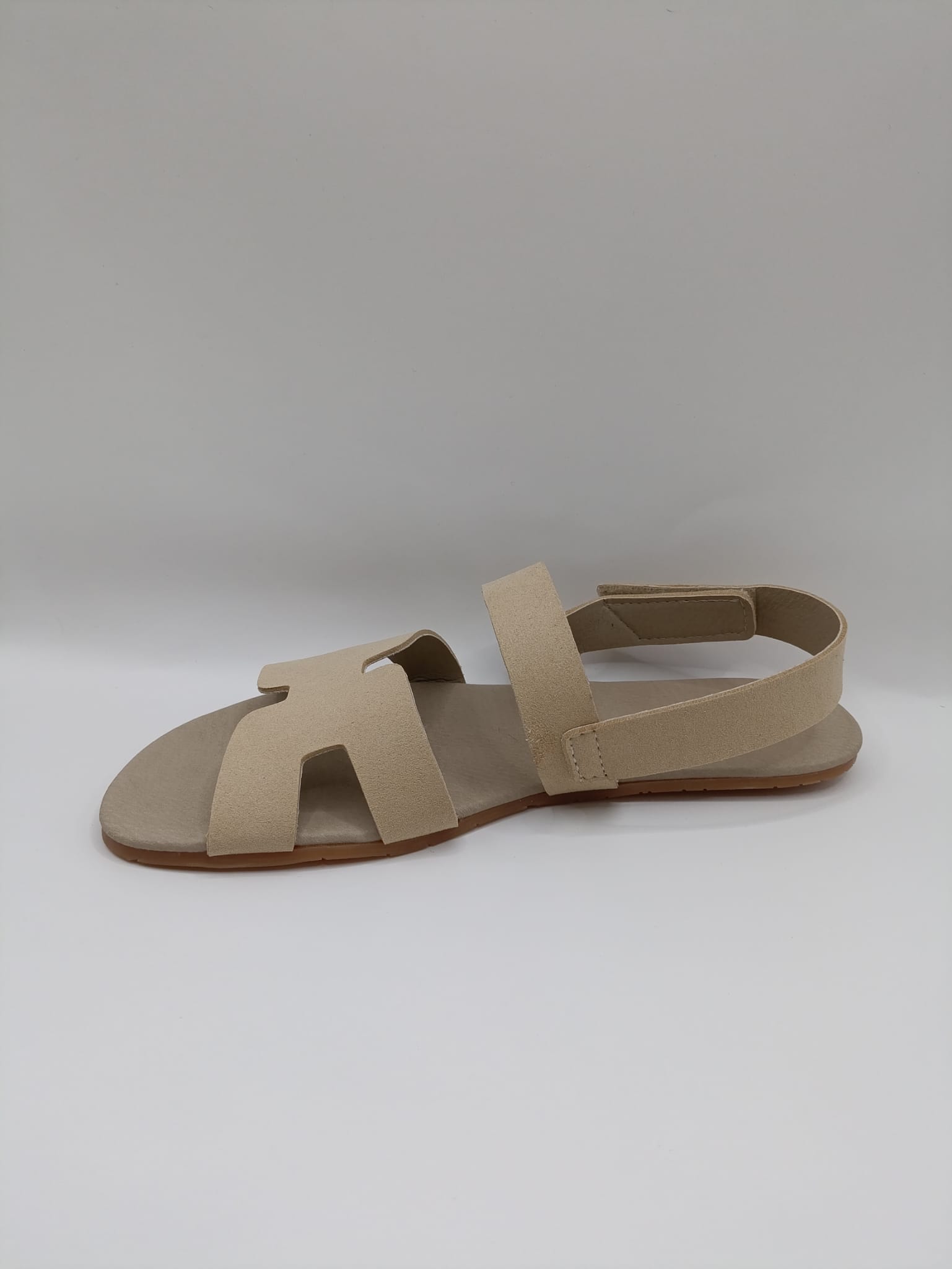 Sandalias barefoot Coqueflex beige perfil lateral con suela flexible y diseño respetuoso