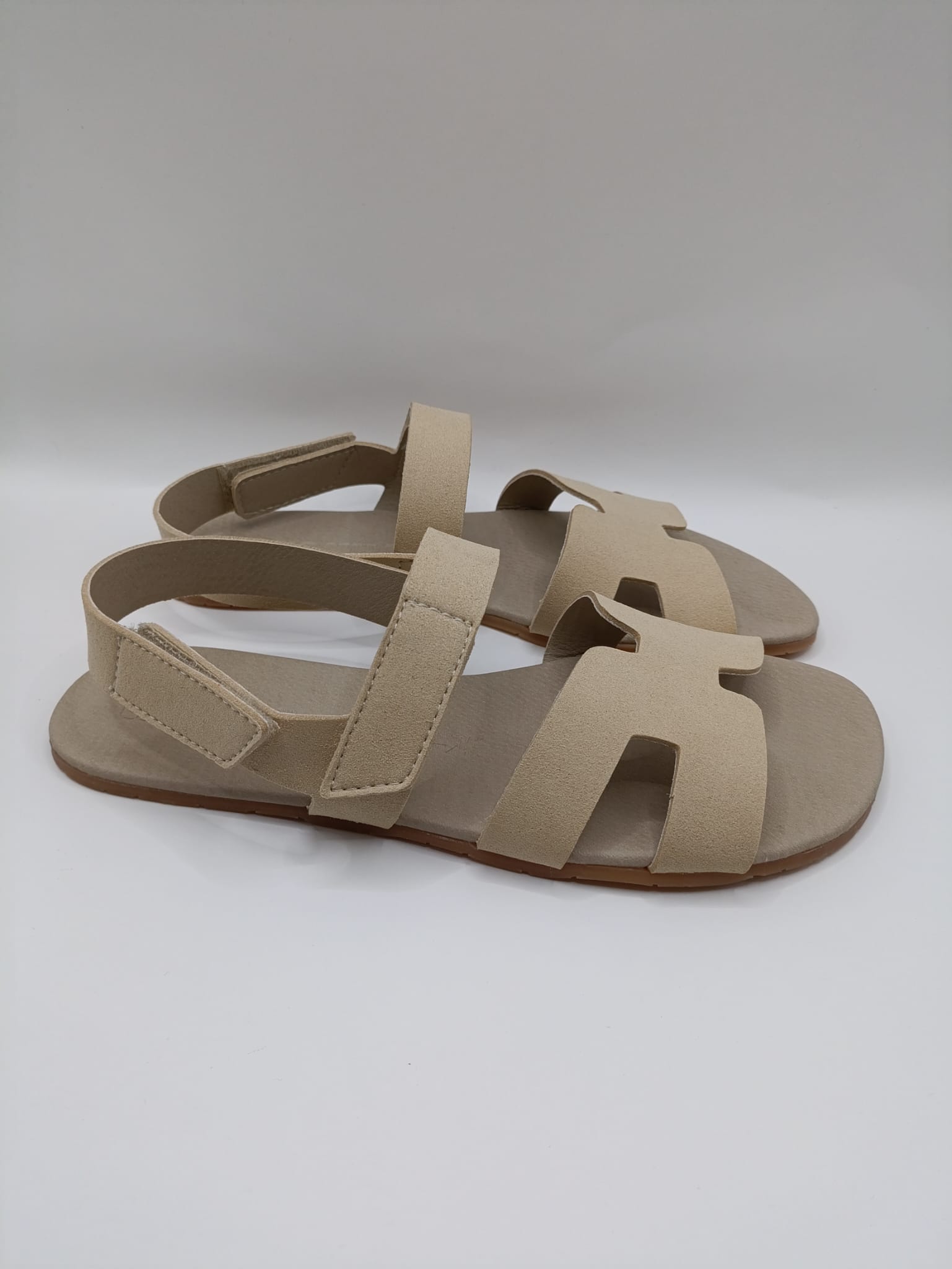 Sandalias barefoot veganas Coqueflex beige con ajuste trasero y tiras cómodas para pie ancho