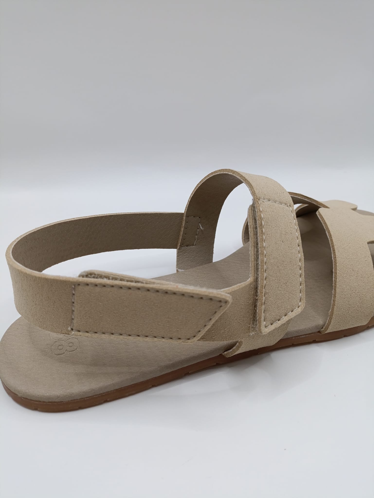 Sandalias barefoot Coqueflex veganas beige con cierre de velcro en talón, ajuste cómodo y flexible