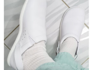 Zuecos sanitarios barefoot blancos en uso durante jornada laboral en hospital