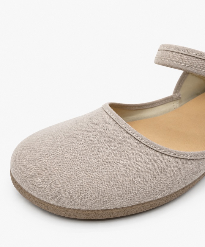 Detalle de mercedita barefoot Batilas en tejido Roma color taupe beige claro.