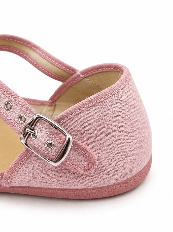 Detalle trasero de mercedita barefoot rosa Batilas con acabado textil y ajuste de tira.