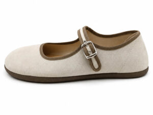Detalle de hebilla en mercedita barefoot beige Batilas con acabado textil.
