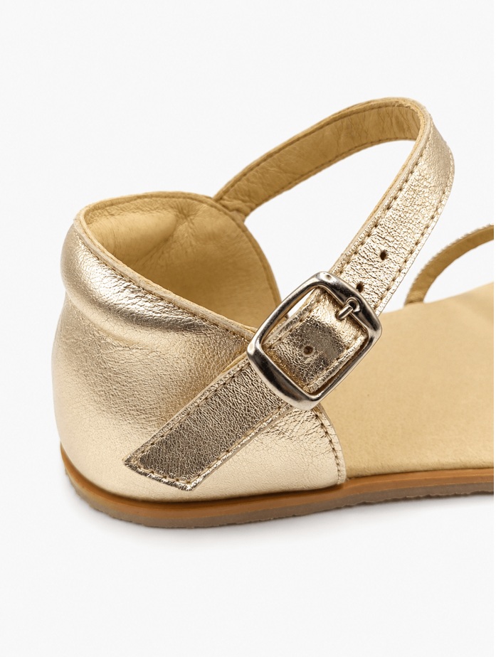 Detalle de hebilla ajustable en sandalia barefoot Flexi Nens modelo Cava color cava de piel