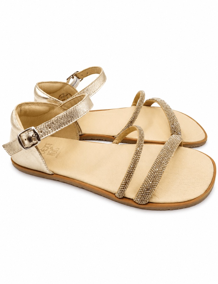 Detalle de tiras brillantes en el empeine de sandalia barefoot Flexi Nens modelo Cava color cava