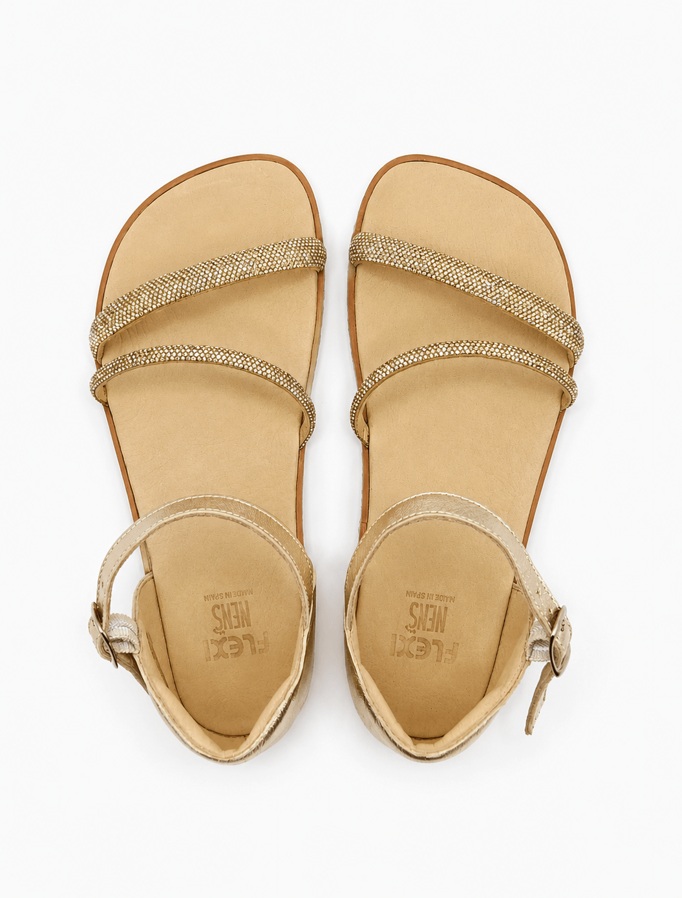 Par de sandalias barefoot Flexi Nens modelo Cava color cava con tiras brillantes en el empeine y cierre de hebilla