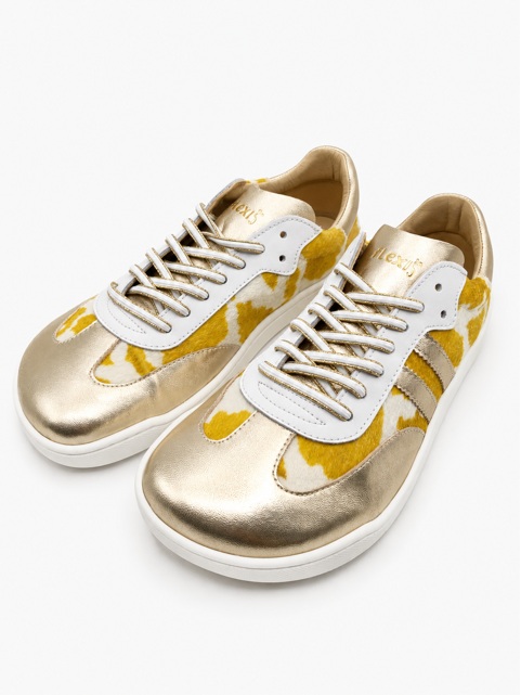 detalle de estampado vacuno y puntera metalizada en zapatillas barefoot mujer Flexi Nens Cow