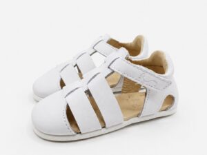 Par de sandalias cangrejeras barefoot Flexinens 26H en piel blanca para niño con cierre de velcro y suela flexible