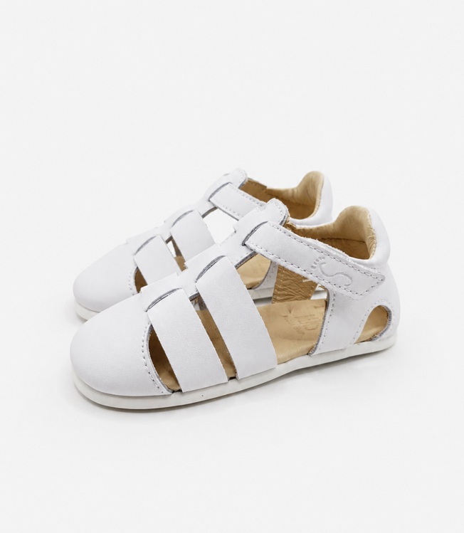 Par de sandalias cangrejeras barefoot Flexinens 26H en piel blanca para niño con cierre de velcro y suela flexible