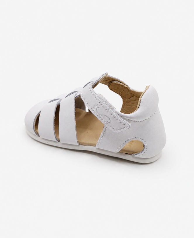 Vista trasera lateral de la sandalia cangrejera barefoot Flexinens 26H blanca de piel para niño con cierre ajustable de velcro