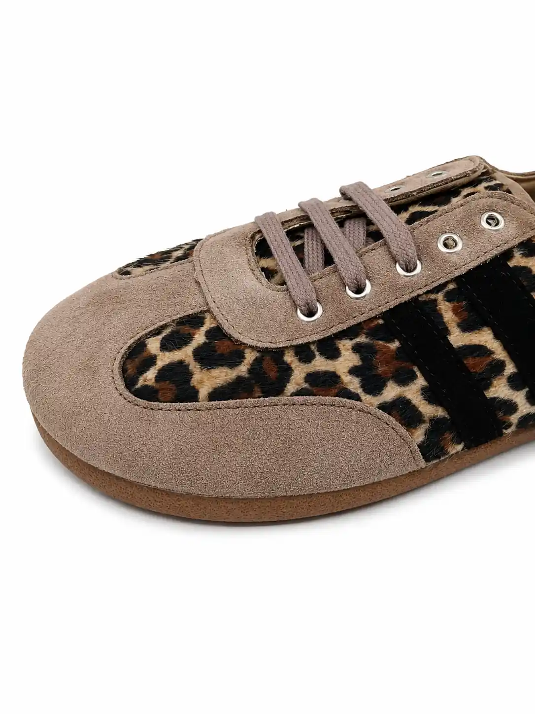 Detalle de la puntera ancha de las zapatillas barefoot Batilas en estampado leopardo y serraje topo, con cordones y ojales metálicos