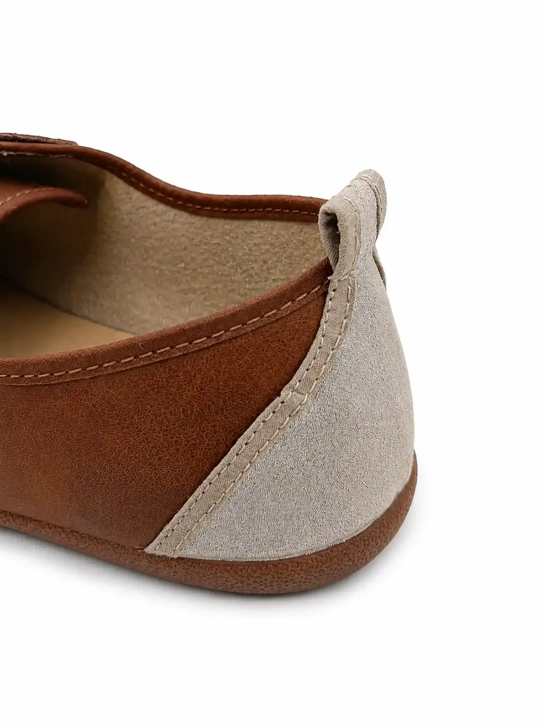Detalle del talón y el tirador trasero de las zapatillas barefoot Batilas en piel sintética marrón con acabado plata