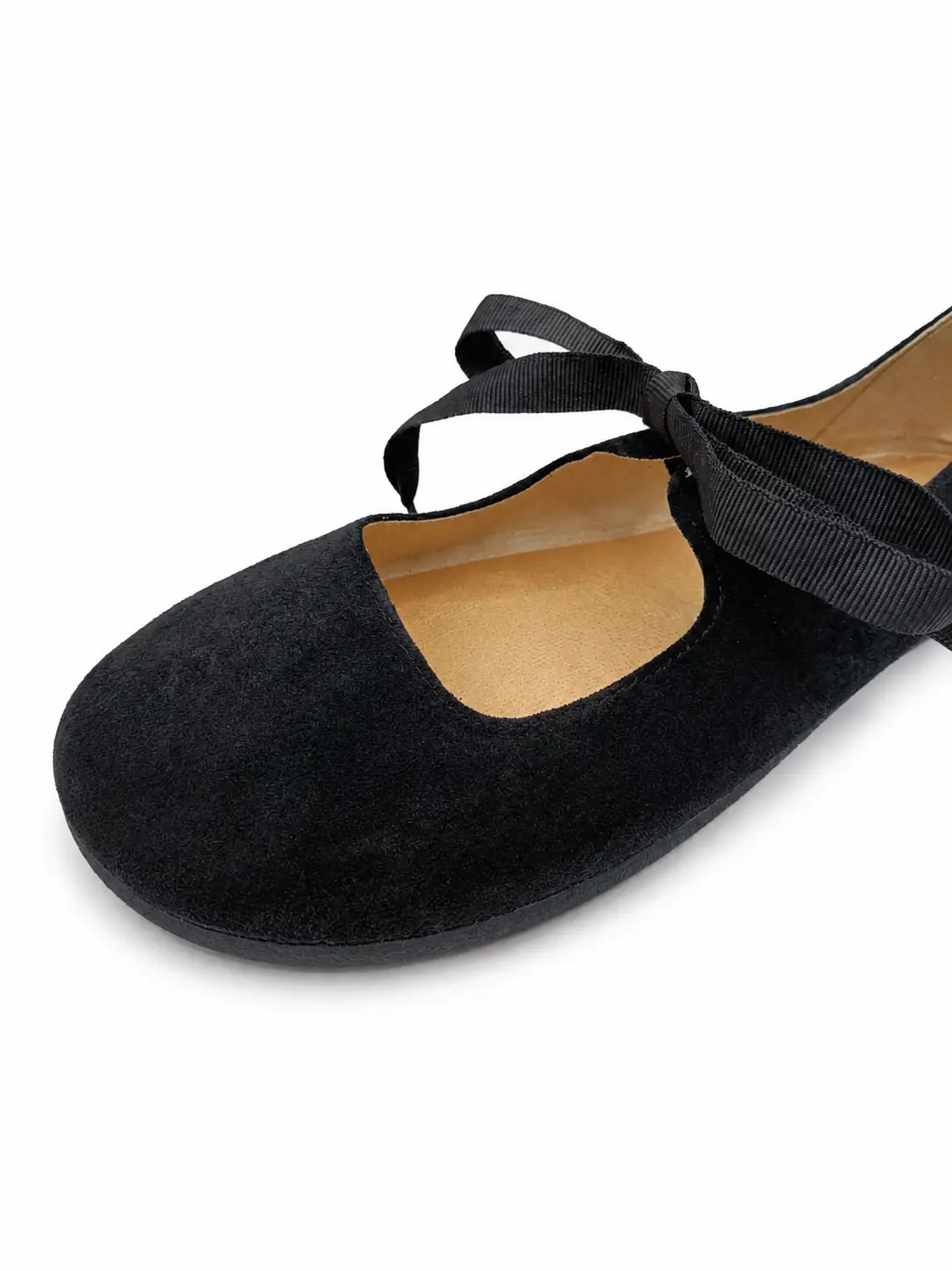 Detalle del lazo y la puntera ancha de la bailarina barefoot Batilas en serraje negro