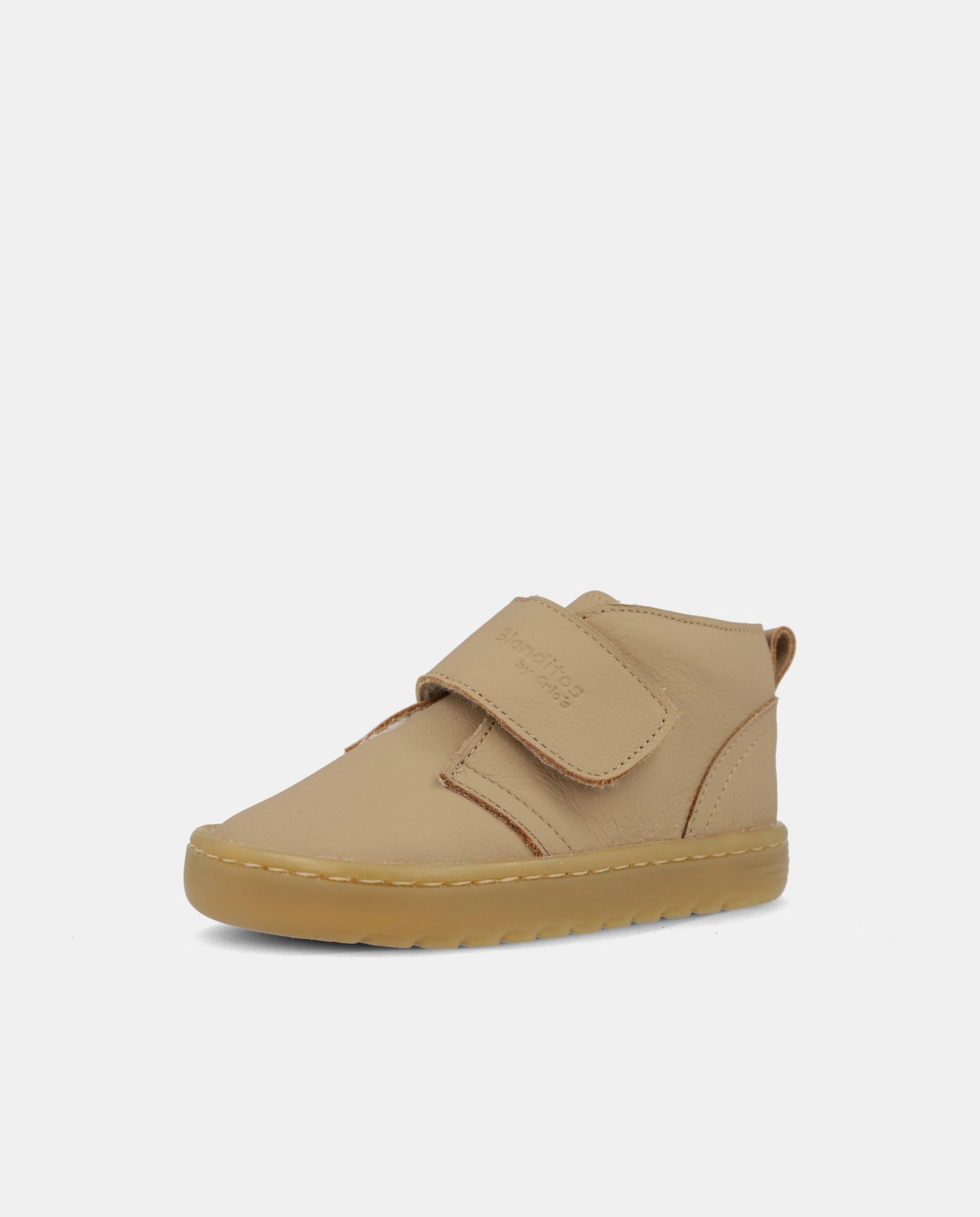 Zapato barefoot infantil Blanditos by Crios Ottawa Arena de piel con forro de borreguito, vista frontal lateral.