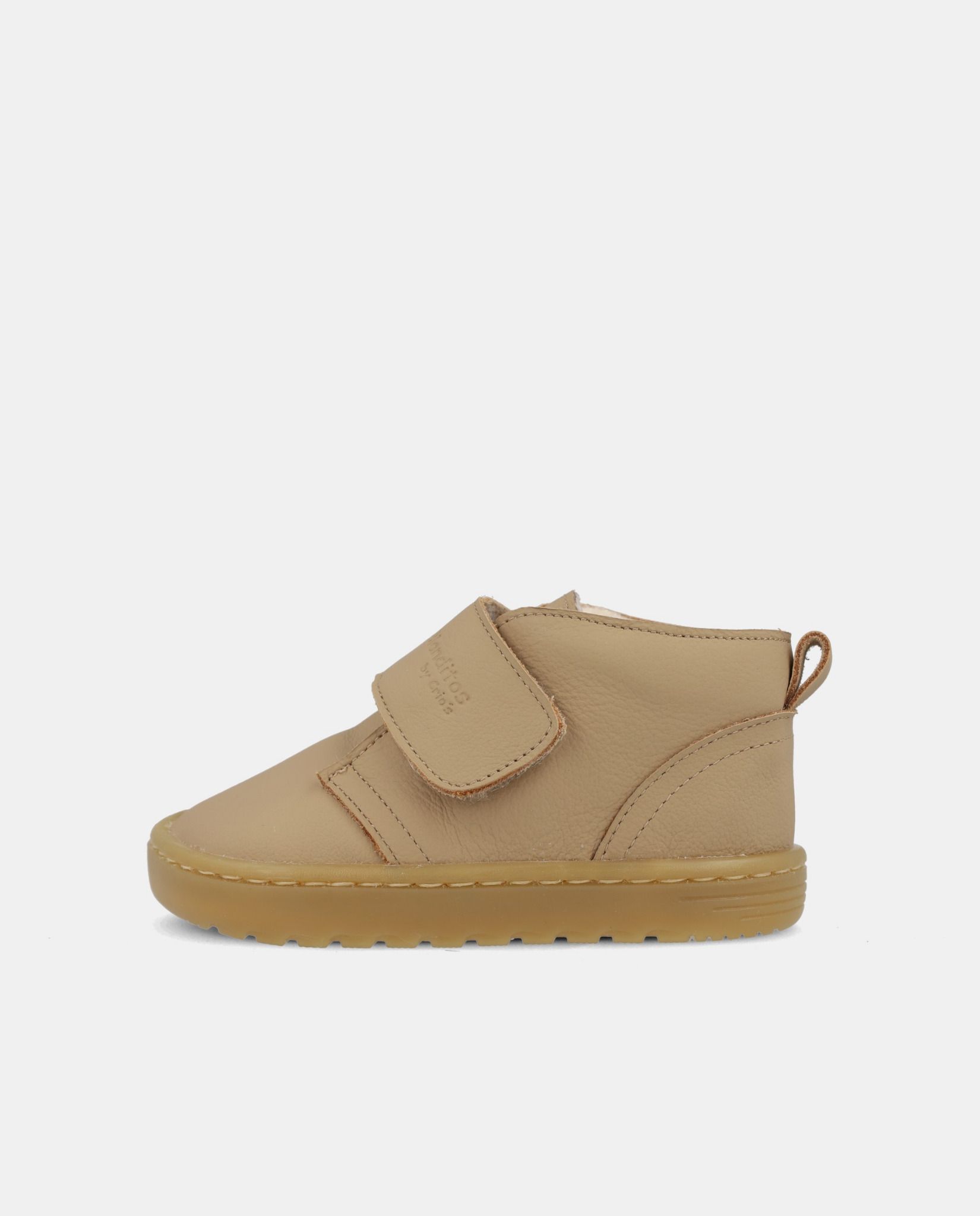 Vista lateral del zapato barefoot infantil Blanditos by Crios Ottawa Arena de piel con forro de borreguito.