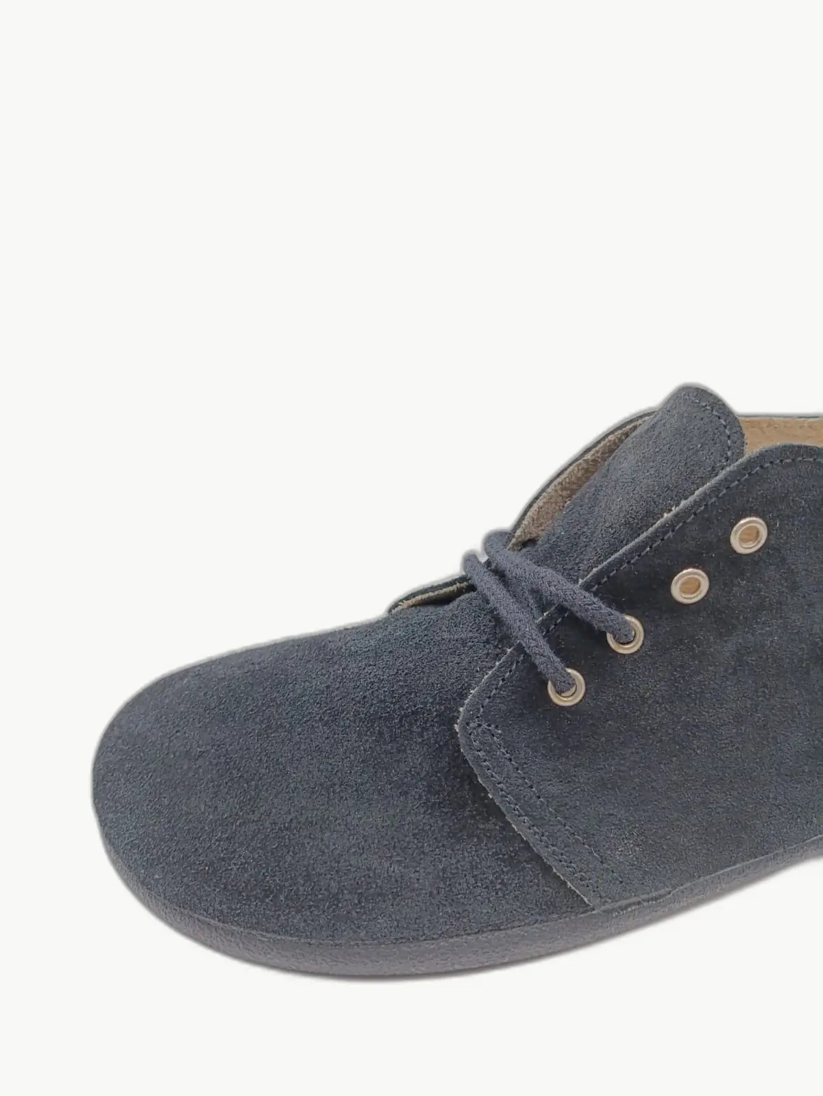 Detalle de los cordones y ojales del botín barefoot mujer en negro
