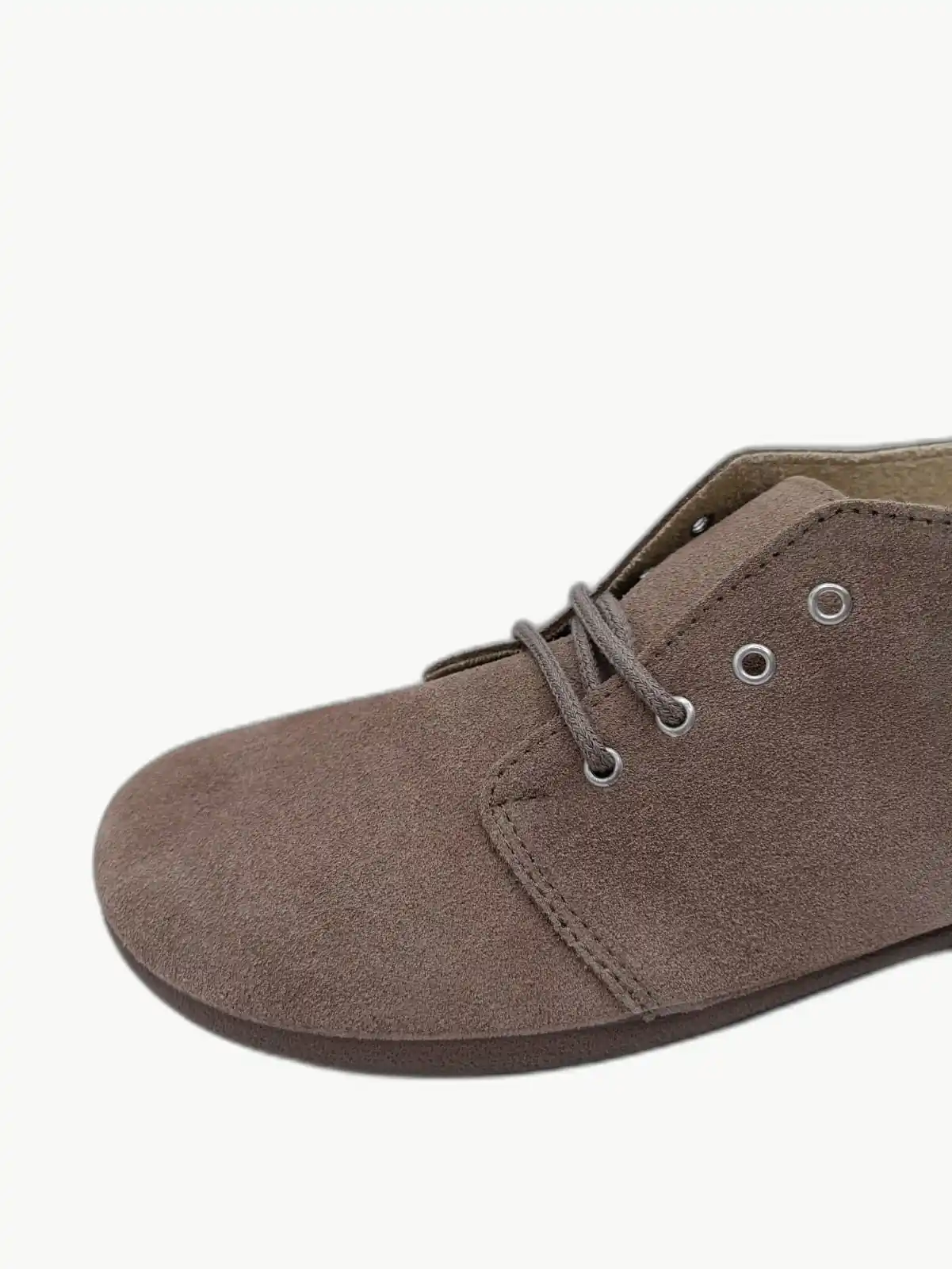 Detalle de los cordones y ojales del botín barefoot mujer en taupe