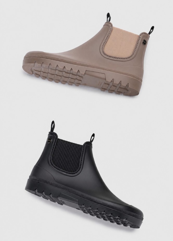 Comparativa del perfil de las botas de agua Igor Alex en negro y topo junto al detalle de la suela trackeada